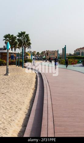 Dubai, VAE 03.13.2021 Jogging- und Wanderwege am Jumeirah Beach Stockfoto