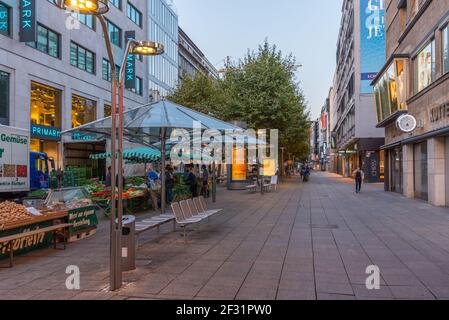 Stuttgart, 19. September 2020: Sonnenaufgang auf einer Straße im Zentrum von Stuttgart Stockfoto