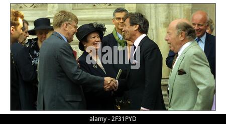 Ein Service von Thanksgiving für das Leben und Werk von Dame Thora Hird D.B.E. in Westminster Abbey statt...... Miss Janette Scott (Tochter von Thora Hird) mit Alan Bennett und Melvyn Bragg.Blick auf: Alan Coren und BBC-Generaldirektor Greg Dyke Pic David Sandison 15/9/2003 Stockfoto