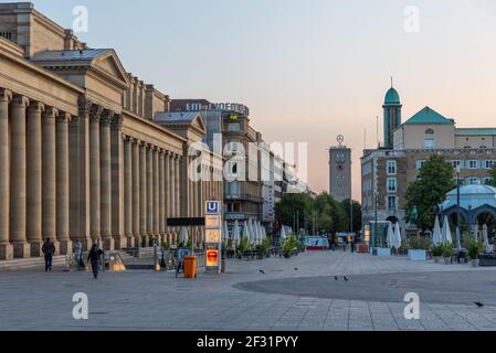 Stuttgart, 19. September 2020: Sonnenaufgang über dem Einkaufsviertel Königsbau in Stuttgart Stockfoto