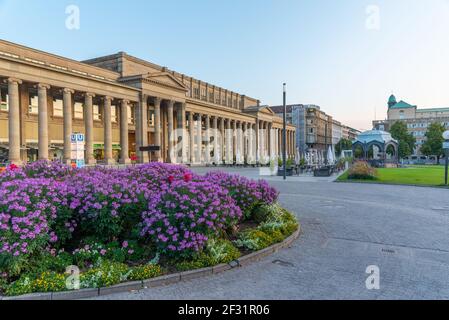 Stuttgart, 19. September 2020: Sonnenaufgang über dem Einkaufsviertel Königsbau in Stuttgart Stockfoto