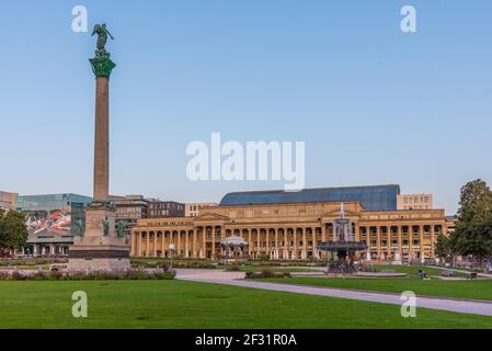 Stuttgart, 19. September 2020: Sonnenaufgang am Schlossplatz in Stuttgart Stockfoto