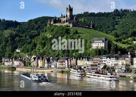 Geographie / Reisen, Deutschland, Frachtschiff Cochem an der Mosel, Rheinland-Pfalz, Additional-Rights-Clearance-Info-not-available Stockfoto