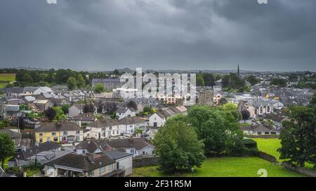 Panoramablick auf Cashel Stadt, Stadtbild vom Rock of Cashel Burghügel mit dramatischem Sturmhimmel im Hintergrund, Tipperary, Irland Stockfoto