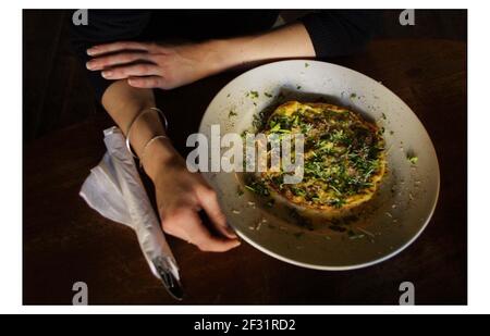 Bio Pub The Crown in Bow Bacon, neue Kartoffel & Petersilie Fritata mit frisch geriebenem Parmesan 6,50 pic David Sandison 14/10/2003 Stockfoto