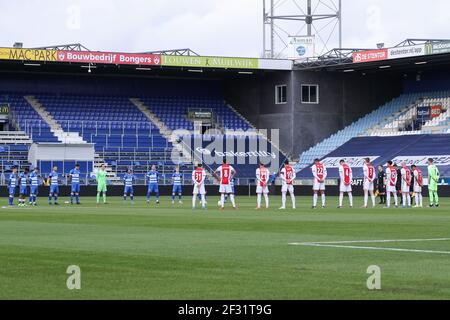 ZWOLLE, NIEDERLANDE - 14. MÄRZ: Eine Minute Stille während des niederländischen Eredivisie-Spiels zwischen PEC Zwolle und Ajax am 14. März 2021 im Stadion MAC3PARK Stockfoto