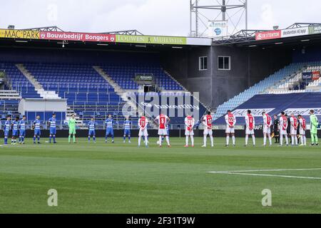 ZWOLLE, NIEDERLANDE - 14. MÄRZ: Eine Minute Stille während des niederländischen Eredivisie-Spiels zwischen PEC Zwolle und Ajax am 14. März 2021 im Stadion MAC3PARK Stockfoto