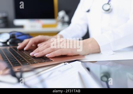 Arzt Hände auf Laptop-Tastatur. Nahaufnahme der medizinischen Fernhilfe Stockfoto