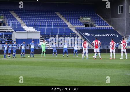 ZWOLLE, NIEDERLANDE - 14. MÄRZ: Eine Minute Stille während des niederländischen Eredivisie-Spiels zwischen PEC Zwolle und Ajax am 14. März 2021 im Stadion MAC3PARK Stockfoto