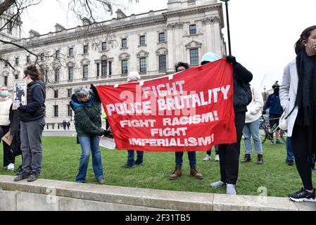 Parliament Square, London, Großbritannien. März 2021, 14th. Demonstranten auf dem Parliament Square in Solidarität mit Sarah Everard und Gewalt gegen Frauen. Kredit: Matthew Chattle/Alamy Live Nachrichten Stockfoto