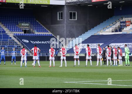 ZWOLLE, NIEDERLANDE - 14. MÄRZ: Eine Minute Stille während des niederländischen Eredivisie-Spiels zwischen PEC Zwolle und Ajax am 14. März 2021 im Stadion MAC3PARK Stockfoto