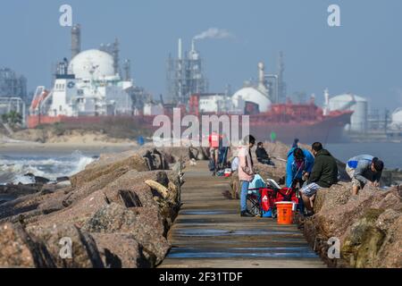 Eine hispanische Familie, die auf dem Deich entlang der Golfküste fischt. Houston, Texas, USA. Stockfoto