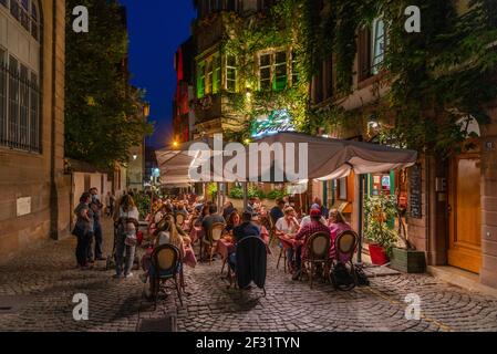 Straßburg, Frankreich, 20. September 2020: Nachtansicht von Restaurants auf einer Straße in der Altstadt von Straßburg, Frankreich Stockfoto