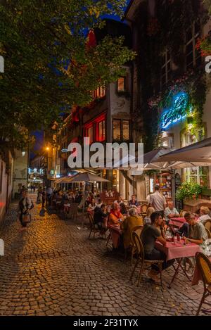 Straßburg, Frankreich, 20. September 2020: Nachtansicht von Restaurants auf einer Straße in der Altstadt von Straßburg, Frankreich Stockfoto