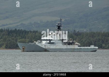 HMS Mersey (P283), ein von der Royal Navy betriebenes Patrouillenschiff der Batch 1 River-Klasse vor Greenock auf dem Firth of Clyde. Stockfoto