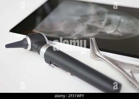 Ein Otoskop mit Röntgenaufnahme ist auf dem Tisch Stockfoto