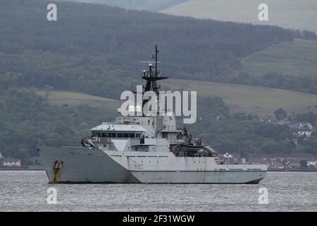 HMS Mersey (P283), ein von der Royal Navy betriebenes Patrouillenschiff der Batch 1 River-Klasse vor Greenock auf dem Firth of Clyde. Stockfoto