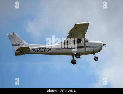 Ein kleines einmotorige Flugzeug, das in den Himmel fliegt. Houston, Texas, USA. Stockfoto