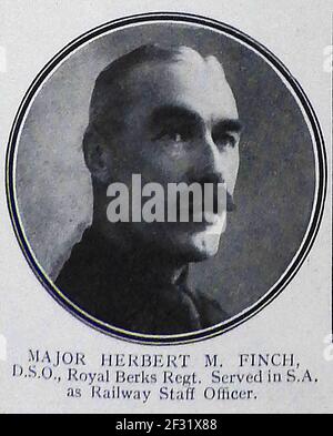 MAJOR HERBERT M. FINCH. D S O. des Royal Berkshire Regiment, South African Railway Staff Officer - EIN gedrucktes Porträt von a1914-1915 Ehrenrolle Seite der Toten in Aktion im Ersten Weltkrieg. Stockfoto