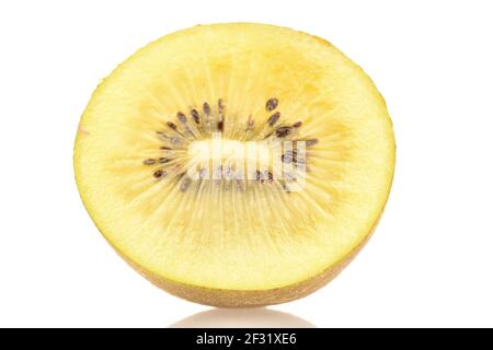 Eine halbreife Bio-süße leckere goldene Kiwi im Querschnitt, Nahaufnahme, auf weißem Hintergrund. Stockfoto