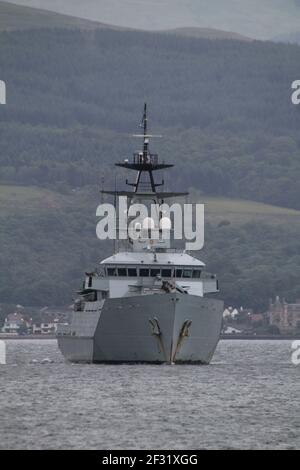 HMS Mersey (P283), ein von der Royal Navy betriebenes Patrouillenschiff der Batch 1 River-Klasse vor Greenock auf dem Firth of Clyde. Stockfoto