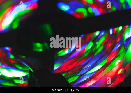 Gewickelte LED-Streifen leuchten im Dunkeln, Nahaufnahme mit weichem selektivem Fokus Stockfoto