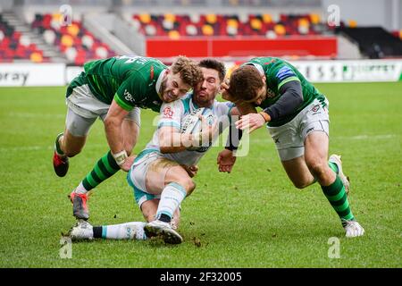 LONDON, GROSSBRITANNIEN. 14th, März 2021. Nick David Worcester Warriors (Mitte) wird von Theo Brophy Clews aus London Irish (links) und Paddy Jackson aus London Irish (rechts) während der Gallagher Premiership Rugby Match Runde 13 zwischen London Irish gegen Worcester Warriors im Brentford Community Stadium am Sonntag, den 14. März 2021, angegangen. LONDON ENGLAND. Kredit: Taka G Wu/Alamy Live Nachrichten Stockfoto