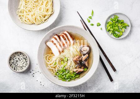 Hühnerramen Nudelsuppe Schüssel. Asiatische Küche, Nudelsuppe mit Hühnerfleisch und Shiitake-Pilzen Stockfoto