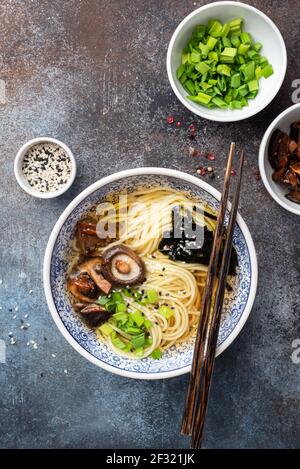 Vegetarische Ramen-Nudelsuppe mit Shiitake-Pilzen und trockenen Algen. Asiatische Küche Stockfoto