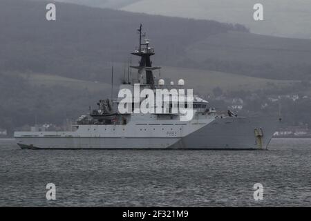 HMS Mersey (P283), ein von der Royal Navy betriebenes Patrouillenschiff der Batch 1 River-Klasse vor Greenock auf dem Firth of Clyde. Stockfoto