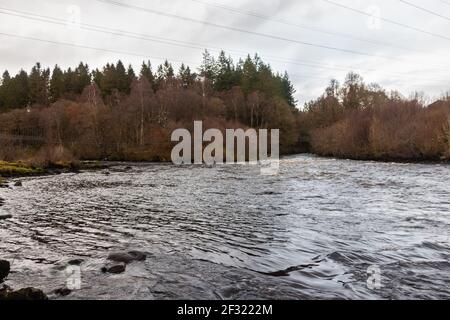 Zusammenfluss zwischen dem Wasser von Deugh und dem Wasser von Ken flussabwärts des Kendoon Kraftwerks in Dundeugh, Galloway Hydro Electric Scheme, Schottland Stockfoto