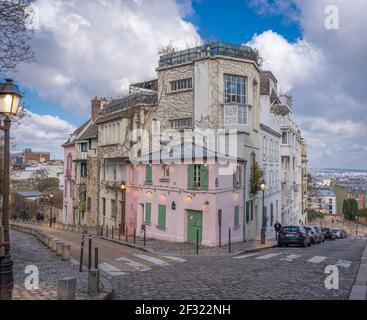 Paris, Frankreich - 02 26 2021: Montmartre. Das rosa Haus bei Sonnenaufgang Stockfoto