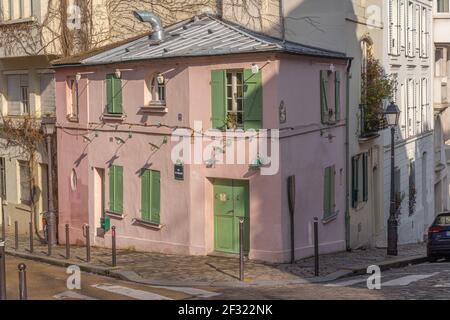 Paris, Frankreich - 02 26 2021: Montmartre. Das rosa Haus bei Sonnenaufgang Stockfoto