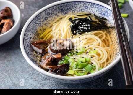 Asiatische Nudelsuppe mit Shiitake-Pilzen und Algen. Vegetarische Ramen Schüssel Stockfoto