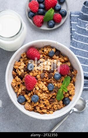 Hausgemachtes Müsli in Schüssel mit Beeren. Frühstück Essen, Gewichtsverlust, Ernährung, saubere Ernährung Konzept Stockfoto