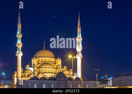 Neue Moschee (Yeni Cami oder Valide Sultan Moschee) mit Nachtbeleuchtung, Istanbul, Türkei Stockfoto