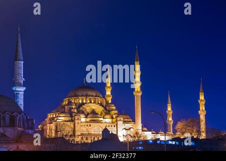 Suleymaniye Moschee mit Nachtbeleuchtung und Minarett der Rustem Pascha Moschee, Istanbul, Türkei Stockfoto