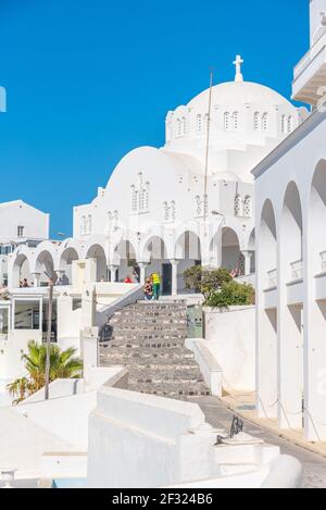 Santorini, Griechenland, 25. September 2020: Orthodoxe Kathedrale in Thira, Griechenland Stockfoto