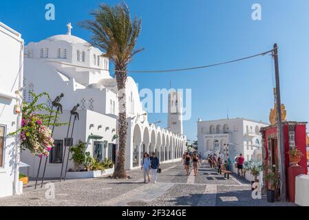Santorini, Griechenland, 25. September 2020: Orthodoxe Kathedrale in Thira, Griechenland Stockfoto