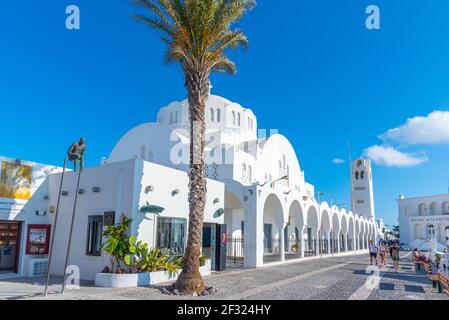 Santorini, Griechenland, 25. September 2020: Orthodoxe Kathedrale in Thira, Griechenland Stockfoto