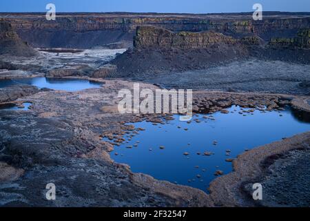 Blue Hour im Dry Falls State Park in Grant County Im Osten von Washington State aus touristischer Sicht Stockfoto