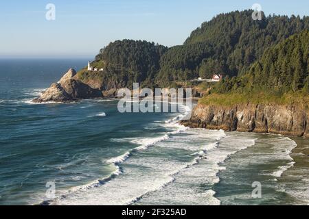 Heceta Head Lighthouse an der Central Oregon Coast und Devils Ellenbogen Klippe im Vordergrund mit Wellen aus dem Pazifik Meer Stockfoto