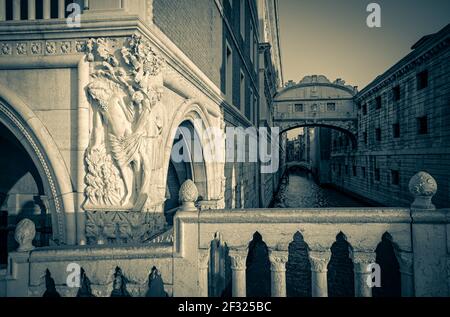 Italien, Venedig, Seufzerbrücke und der Trunkenheit Noahs aus dem Ponte della Paglia Stockfoto