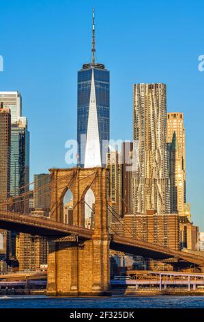Freedom Tower, New York, One World Trade Center, Brooklyn Bridge und New York von Gehry, Frank Gehry, New York City. Stockfoto