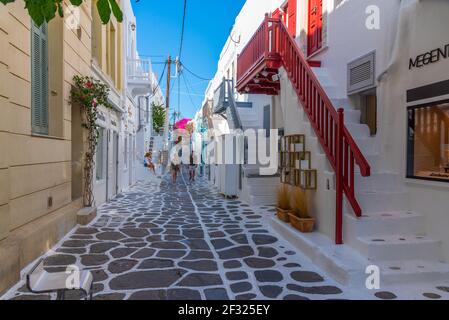 Mykonos, Griechenland, 27. September 2020: Touristenläden in einer engen Straße in der Altstadt von Mykonos, Griechenland Stockfoto