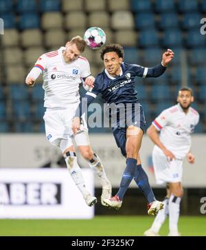 Bochum, Deutschland. März 2021, 12th. Aaron HUNT l (HH) im Kopfball gegen Herbert BOCKHORN (BO), Duelle, Action, Fußball 2nd Bundesliga, 25th Spieltag, VfL Bochum (BO) - HSV Hamburg Hamburg Hamburg (HH) 0: 2, am 03/12/2021 in Bochum/Deutschland . ¬ Nutzung weltweit Credit: dpa/Alamy Live News Stockfoto