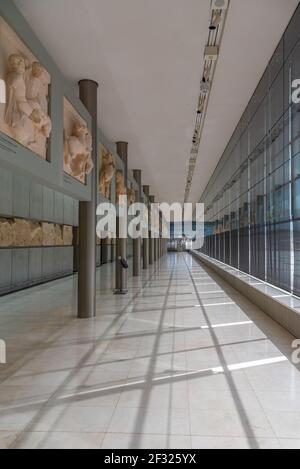 Athen, Griechenland, 28. September 2020: Sammlung antiker Artefakte im Akropolis-Museum in Athen, Griechenland Stockfoto