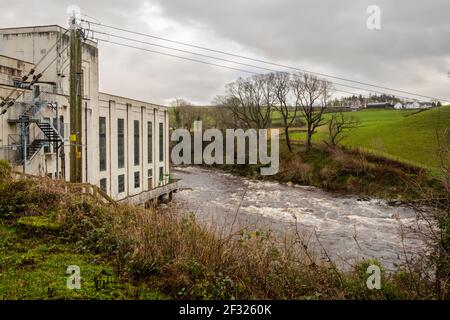 Wasser wird aus dem Kraftwerk Tongland am Fluss Dee, Galloway Hydro Electric Scheme, Schottland, freigesetzt Stockfoto