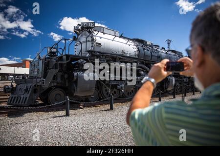 Senior Mann macht ein Foto von Union Pacific Big Boy Steam Locomotive X4012 in Scranton, PA die Union Pacific Big Boy Steam Locomotive X4012 in Scranton Stockfoto