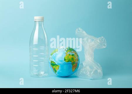 Plastikbeutel Verschmutzung Konzept. Globus in einer Plastiktüte auf einem farbigen Hintergrund. Kunststoff- und Abfall die Verschmutzung der Ozeane, der Natur. Stockfoto